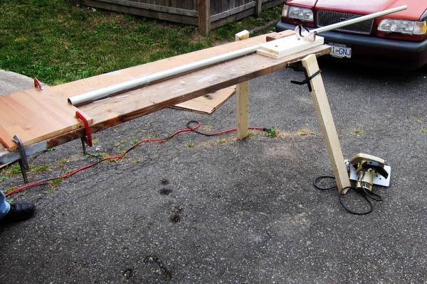 Table guide setup for cutting steel tubing with a circular saw Table guide setup for cutting steel tubing with a circular saw
